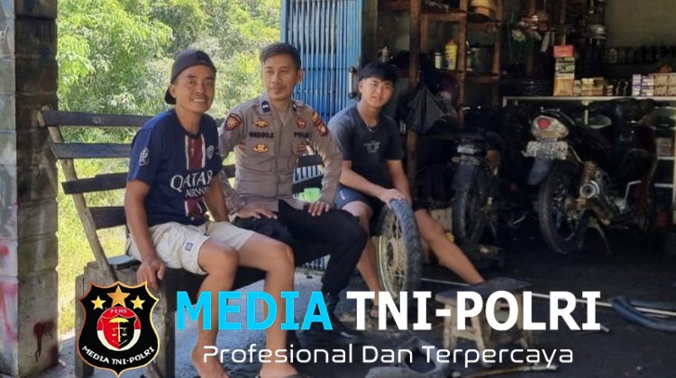 Patroli Siang, Personel Polsek Menjalin Ajak Warga Jaga Situasi Kamtibmas Tetap Kondusif