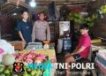 Saat Pedagang Buah Sibuk Melayani Pembeli, Polisi Datang Berikan Pesan Penting