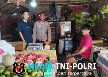 Saat Pedagang Buah Sibuk Melayani Pembeli, Polisi Datang Berikan Pesan Penting
