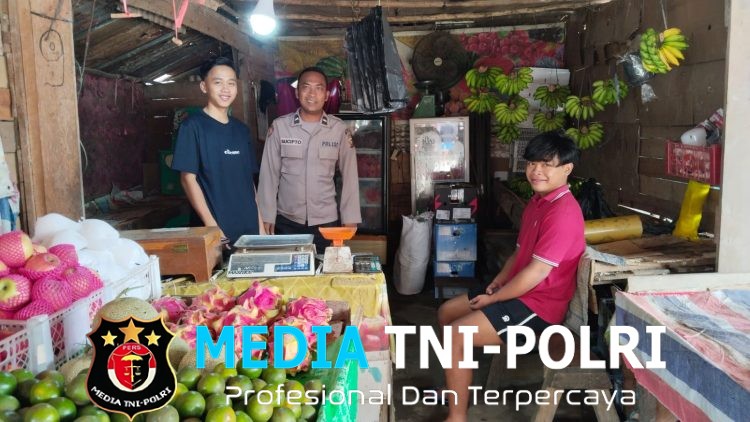 Saat Pedagang Buah Sibuk Melayani Pembeli, Polisi Datang Berikan Pesan Penting