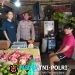 Saat Pedagang Buah Sibuk Melayani Pembeli, Polisi Datang Berikan Pesan Penting