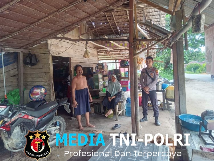 Patroli Siang Polisi Sambangi Warga, Ini Tujuan Mulia yang Dilakukan Personel Polsek Mandor Saat Hari Libur