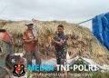 Babinsa Koramil Simpang Keuramat Bantu Petani Angkut Hasil Panen Padi