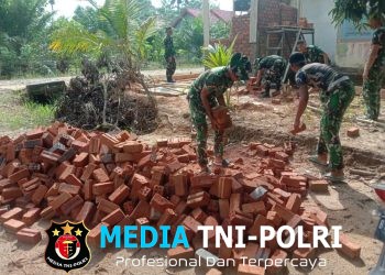 Wujudkan Kemanunggalan, Satgas TMMD Kodim 0402/OKI dan Warga Gotong Royong Bangun Fasilitas MCK