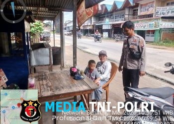 Personel Polsek Mempawah Hulu Sambangi Pusat Keramaian Sampaikan Pesan Kamtibmas