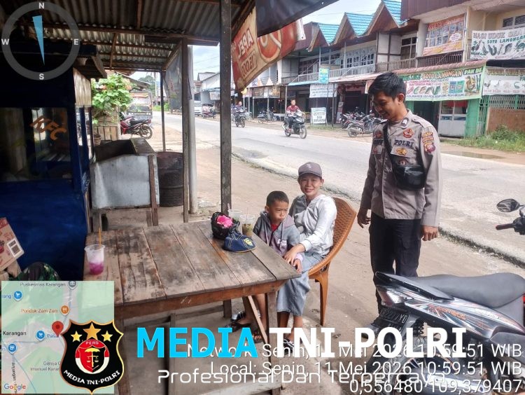 Personel Polsek Mempawah Hulu Sambangi Pusat Keramaian Sampaikan Pesan Kamtibmas