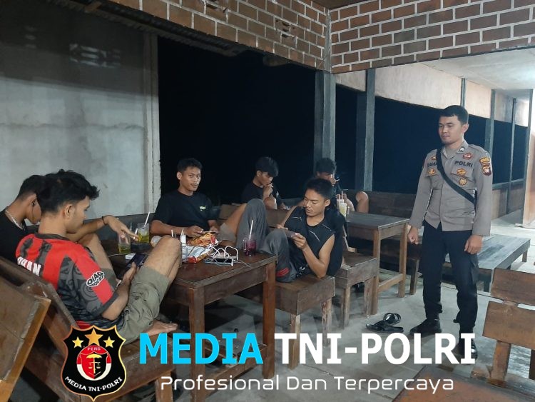 Polisi Sambangi Warga yang Nongkrong Malam Hari, Pesan Kamtibmas Disampaikan dengan Humanis
