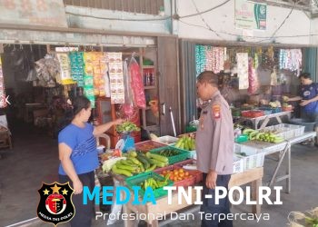 Momen Tak Terduga! Pedagang Sayur Didatangi Polisi Ketika Sibuk Layani Pembeli