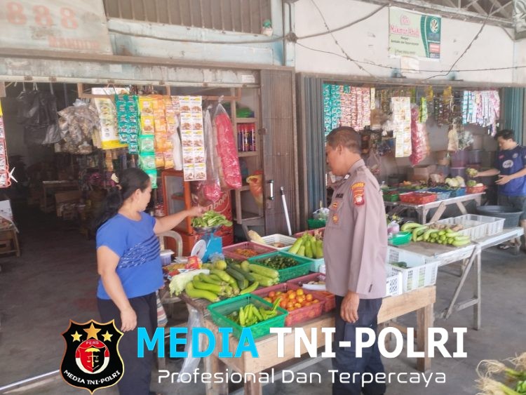 Momen Tak Terduga! Pedagang Sayur Didatangi Polisi Ketika Sibuk Layani Pembeli
