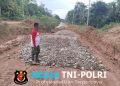 Satgas TMMD Ke-128 Kodim 0420/Sarko Genjot Penimbunan Jalan dan Perataan Batu Mangga di Desa Seko Besar