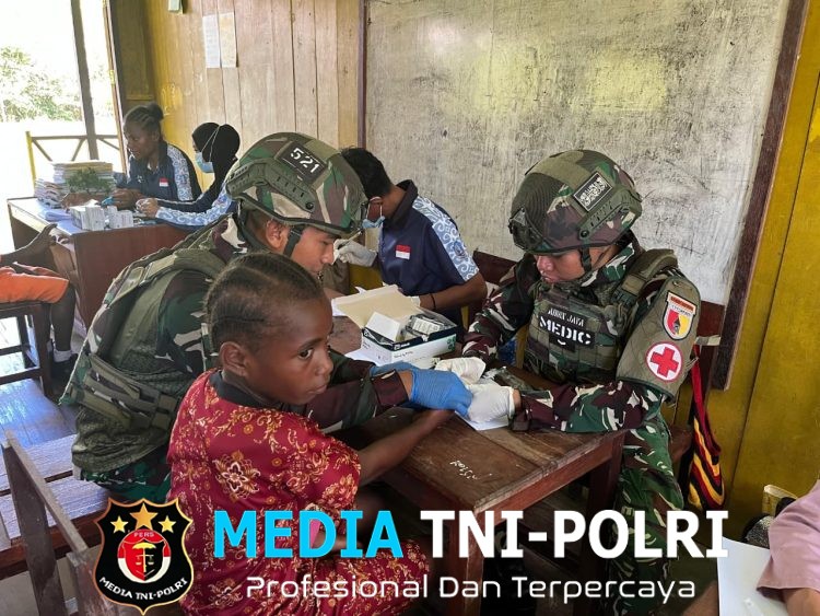Sinergi TNI Papua Sehat, Satgas Yonif 521/DY Bersama Puskesmas Gelar Pemeriksaan Malaria dan Pengobatan bagi Pelajar di Distrik Airu