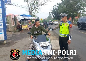 Pengendara Tak Pakai Helm Diberi Teguran, Sat Lantas Polres Lampung Utara Gencarkan Edukasi Keselamatan