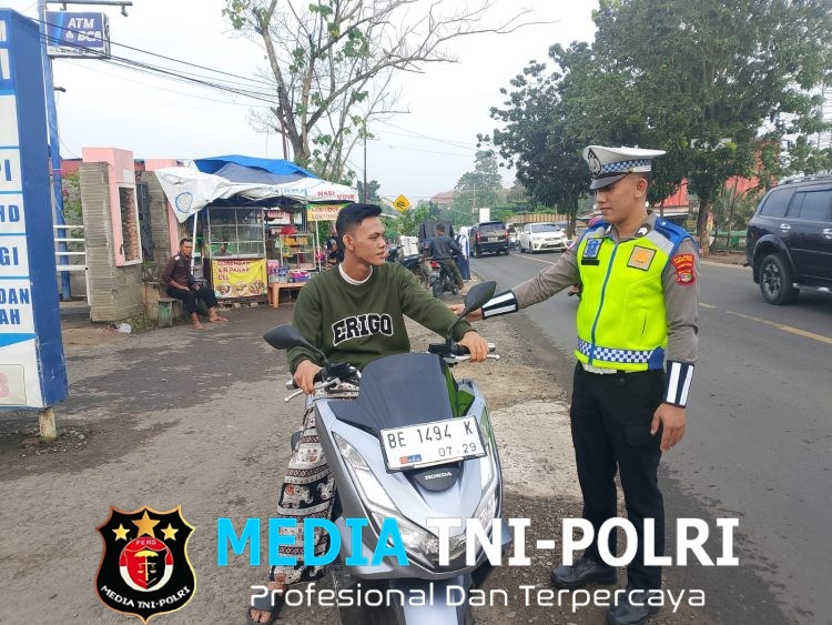 Pengendara Tak Pakai Helm Diberi Teguran, Sat Lantas Polres Lampung Utara Gencarkan Edukasi Keselamatan