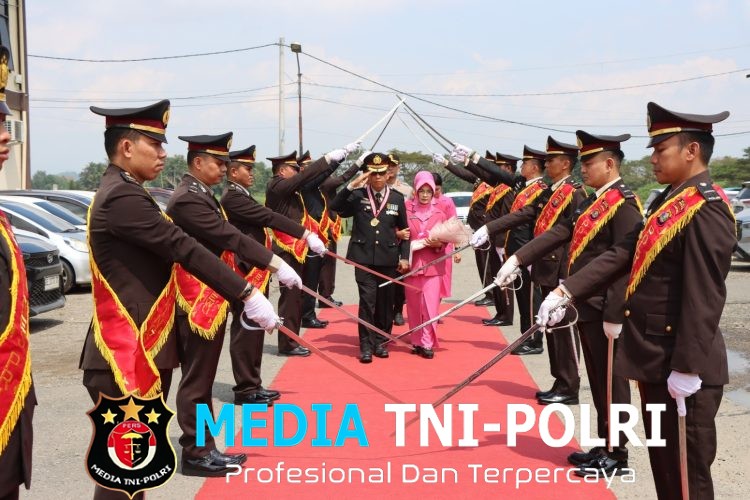 Naik Jeep Klasik, Kapolres Antar Langsung Dua Personel Purna Bakti