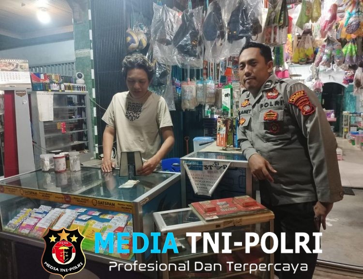 Patroli Malam Polsek Menjalin Antisipasi Gangguan Kamtibmas di Pasar Menjalin