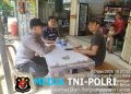 Suasana Akrab di Warung Pinggir Jalan, Polisi dan Warga Bahas Keamanan Lingkungan