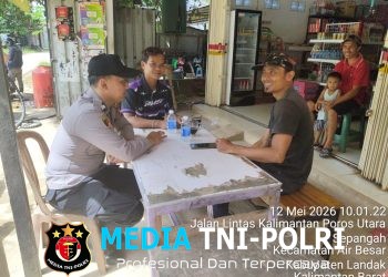 Suasana Akrab di Warung Pinggir Jalan, Polisi dan Warga Bahas Keamanan Lingkungan