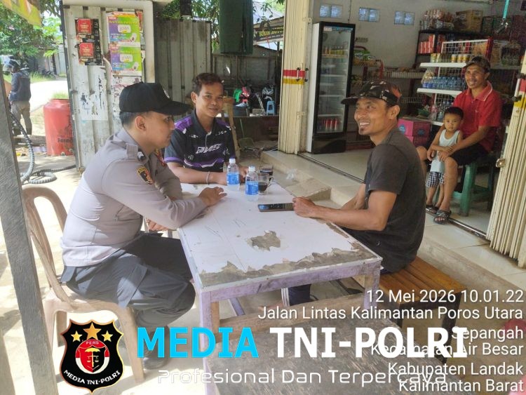 Suasana Akrab di Warung Pinggir Jalan, Polisi dan Warga Bahas Keamanan Lingkungan