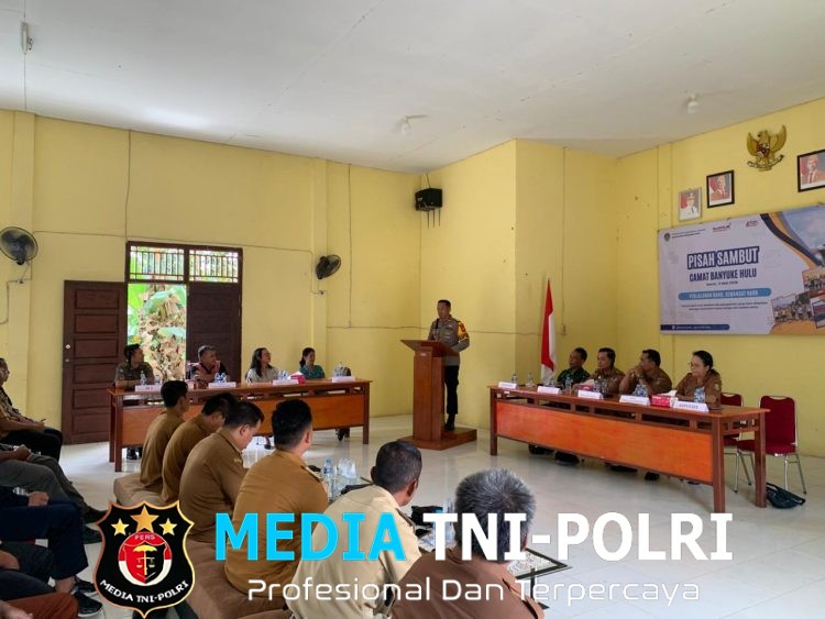 Kapolsek Menyuke Hadiri Kegiatan Pisah Sambut Camat Banyuke Hulu