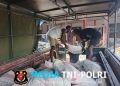 Dengan Penuh Antusias  Warga Bantu Pindahkan Semen di Lokasi TMMD Ke-128 Kodim 1801/Manokwari  ‎