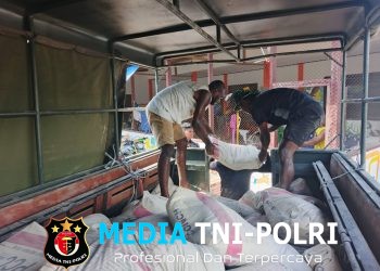 Dengan Penuh Antusias  Warga Bantu Pindahkan Semen di Lokasi TMMD Ke-128 Kodim 1801/Manokwari  ‎