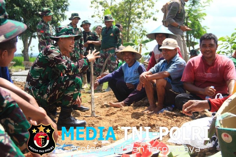 Canda Hangat di Tengah Pengecoran, Dansatgas TMMD Apresiasi Kekompakan Satgas dan Warga