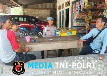 Humanis dan Penuh Keakraban, Kanit Provos Polsek Air Besar Sambangi Warga Sambil Sampaikan Pesan Kamtibmas