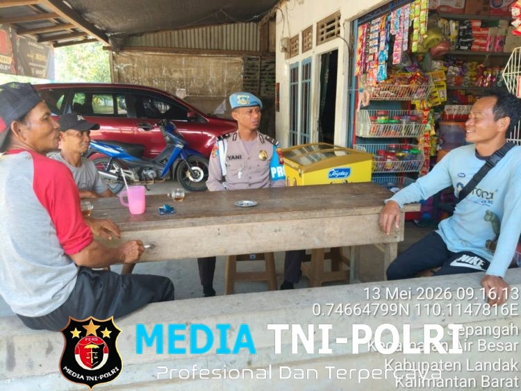 Humanis dan Penuh Keakraban, Kanit Provos Polsek Air Besar Sambangi Warga Sambil Sampaikan Pesan Kamtibmas