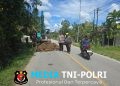 Di Tengah Deru Excavator, Polisi Singgah Beri Himbauan Humanis kepada Pekerja Jalan