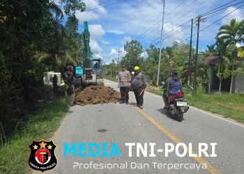 Di Tengah Deru Excavator, Polisi Singgah Beri Himbauan Humanis kepada Pekerja Jalan