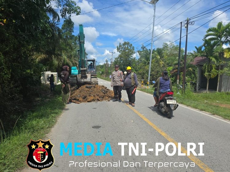 Di Tengah Deru Excavator, Polisi Singgah Beri Himbauan Humanis kepada Pekerja Jalan