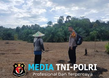 Bhabinkamtibmas Polsek Menyuke Lakukan Pengecekan Tanam Jagung Serentak Kuartal 1 Tahun 2026