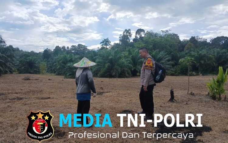 Bhabinkamtibmas Polsek Menyuke Lakukan Pengecekan Tanam Jagung Serentak Kuartal 1 Tahun 2026