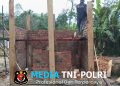 Meski Cuaca Kurang Mendukung, Satgas TMMD Kodim 0402/OKI Tetap Semangat Pasang Bata MCK