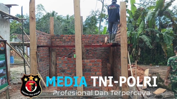 Meski Cuaca Kurang Mendukung, Satgas TMMD Kodim 0402/OKI Tetap Semangat Pasang Bata MCK