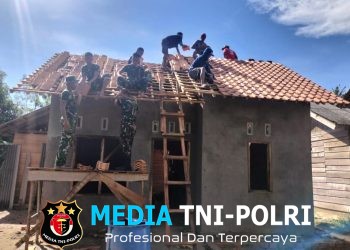 Satgas TMMD Kodim 0402/OKI Maksimalkan Pengerjaan RTLH pada Tahap Pemasangan Genteng