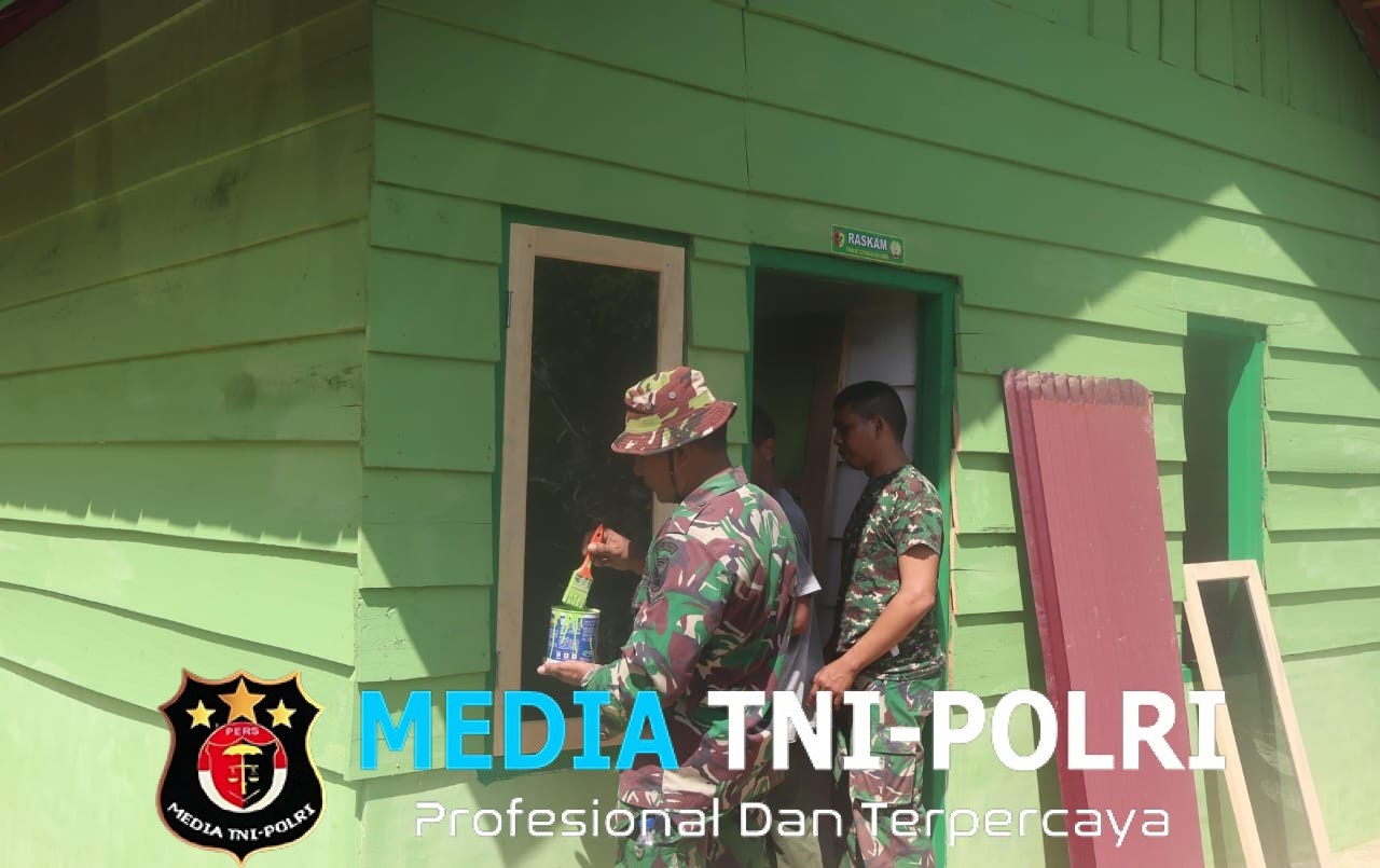 Koptu Yesnaldi Percantik Rumah Pak Kiki, Satgas TMMD Ke-128 Kodim 0420/Sarko Terus Tingkatkan Semangat Gotong Royong