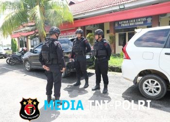 Tim Jibom Brimob Lampung Musnahkan Dua Granat Temuan di Polres Way Kanan