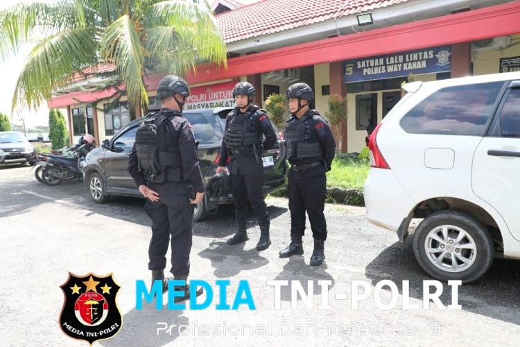 Tim Jibom Brimob Lampung Musnahkan Dua Granat Temuan di Polres Way Kanan