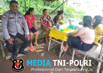 Ngobrol Santai di Pondok Tradisional, Polisi Humanis Ini Banjir Pujian dari Ibu-Ibu