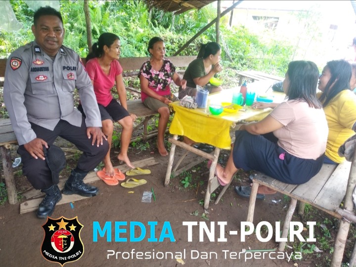 Ngobrol Santai di Pondok Tradisional, Polisi Humanis Ini Banjir Pujian dari Ibu-Ibu