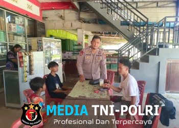 Laksanakan Patroli Siang Hari, Personel Polsek Kuala Behe Beri Himbauan Kepada Warga