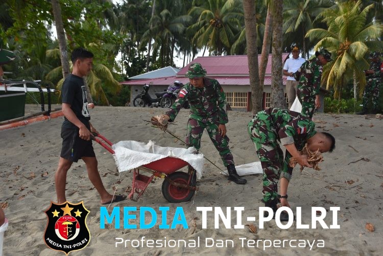 Peduli Lingkungan, Satgas Pamtas RI–Malaysia Yonarmed 19/Bogani Bersama Warga Bersihkan Pantai Babo