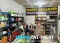 Aksi Polisi Jaga Keamanan Siang Hari, Karyawan Counter HP Diberi Himbauan