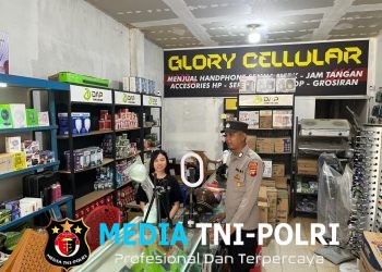 Aksi Polisi Jaga Keamanan Siang Hari, Karyawan Counter HP Diberi Himbauan