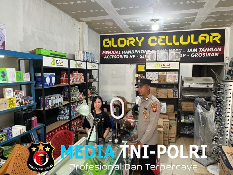 Aksi Polisi Jaga Keamanan Siang Hari, Karyawan Counter HP Diberi Himbauan