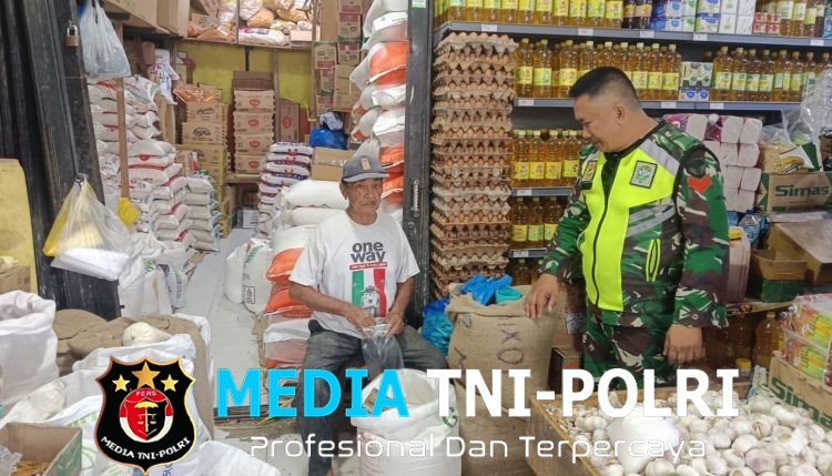 Babinsa Banda Sakti Pantau Harga Sembako, Pedagang dan Warga Diajak Ngobrol Langsung