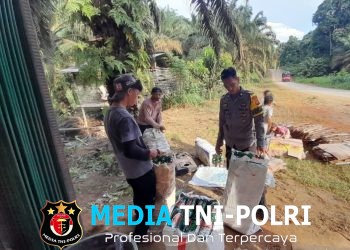 Kedekatan Polisi dan Warga Terlihat Saat Bhabinkamtibmas Sambangi Pengepul Botol Bekas