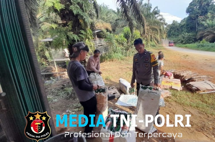 Kedekatan Polisi dan Warga Terlihat Saat Bhabinkamtibmas Sambangi Pengepul Botol Bekas
