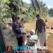 Kedekatan Polisi dan Warga Terlihat Saat Bhabinkamtibmas Sambangi Pengepul Botol Bekas
